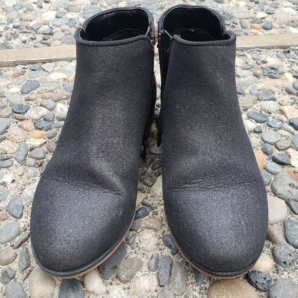 Girl's Cat & Jack Black Boots Size 13 - Picture 2 of 6